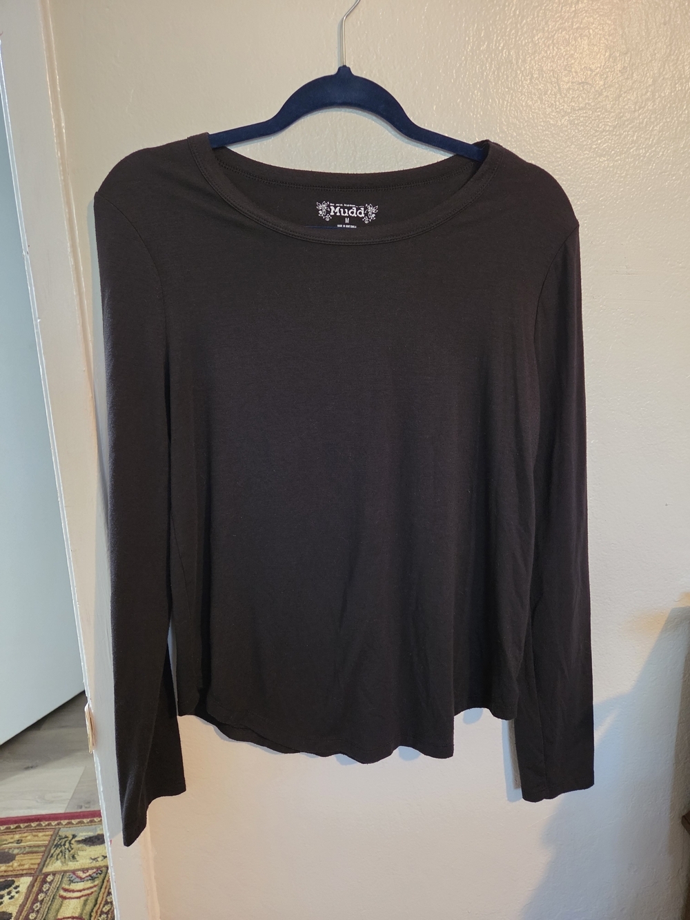 Vintage Mudd Women's Long-Sleeve Crewneck Tee in Black
